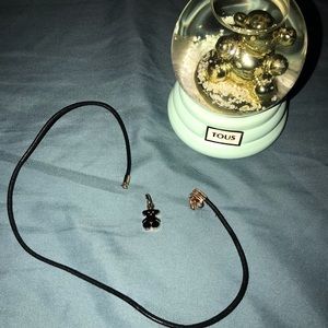 Authentic tous choker comes with pendant